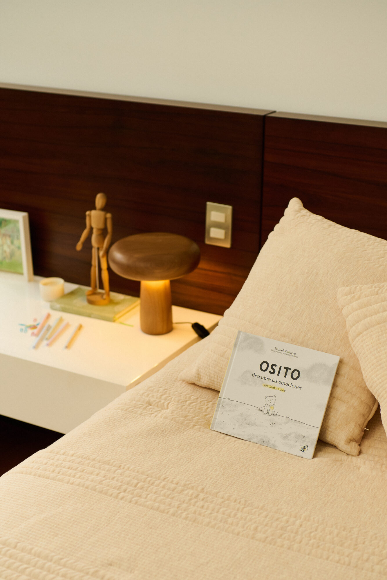 Osito descubre las emociones sobre la cama, luz cálida